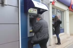 Точно преди празниците банките пак вдигнаха таксите