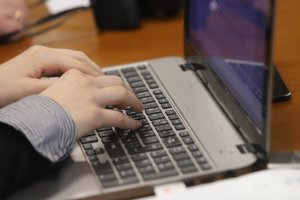 Въпреки че все по трудно намира хора българският бизнес продължава да