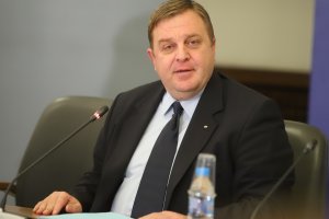 Българският вицепремиер и министър на отбраната Красимир Каракачанов съобщи десетки