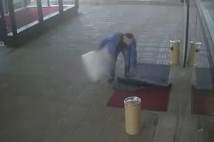 Мъж задигна килим от поликлиника в София (видео)