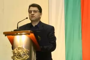 ГЕРБ и БСП си размениха нападки за центровете за мигранти