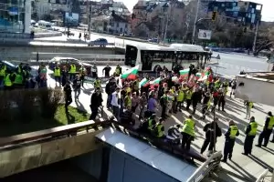 Протест за пряка демокрация пред централата на ГЕРБ 