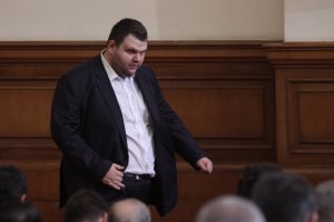 Смешен плач се носи над страната Тези които нарочваха всеки