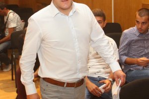 Недопустимо е голяма тема като конституционното устройство на държавата да бъде