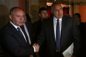 Мъжът набра телефонния номер и зачака На осмото позвъняване му