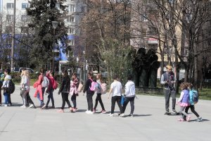 Ученическите лагери и екскурзии може да се организират от училищата през учебно