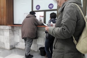 Малко преди да застане пред гишето за пенсии от чужбина в