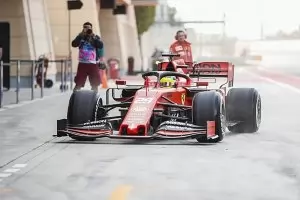 Отново Шумахер подкара болид на "Ферари" след 12 години и 4 месеца (видео)