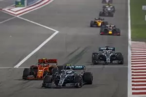 Дефект в двигателя лиши "Ферари" от победа във Формула 1