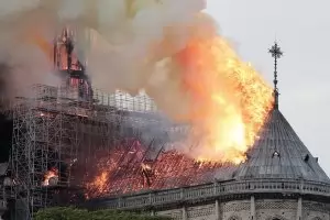 ЮНЕСКО: Заедно с Франция ще спасим и възстановим "Нотр Дам"