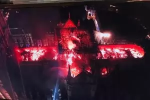 Пожар изпепели "Нотр Дам" (видео+галерия)