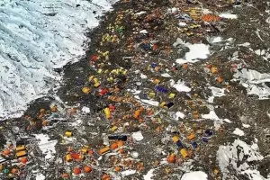 Три тона отпадъци са събрани под Еверест