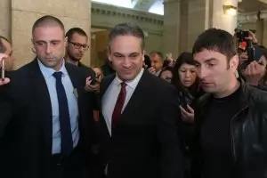 Маските паднаха