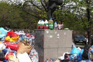 Учителят вдигна ръка и всички се умълчахме Време е –