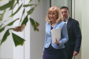 Регионалният министър Петя Аврамова се оплете в разясненията си за