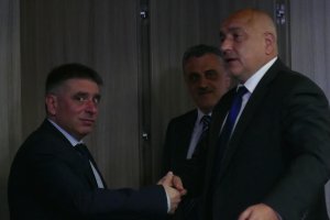 Малко повече от година след като Данаил Кирилов целуна ръка на