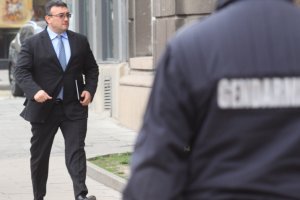 Безсилието на правителството да се справи с войната по пътищата