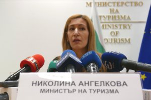 Летният сезон едва започна но вместо да ухажват клиентите като