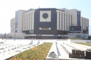 Заради понесените големи загуби покрай кризата НДК ще съкрати щатния