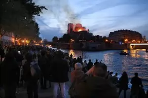 Катедралата "Нотр Дам" изгоря в началото на Страстната седмица