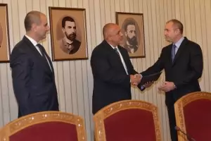 Радев към Борисов: Не може да се води предизборна кампания с държавни пари
