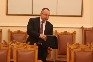 Оставката на Порожанов - и закъсняла, и недостатъчна