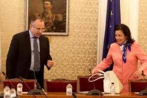 Скандалът с къщите за гости строени с европари но ползвани за