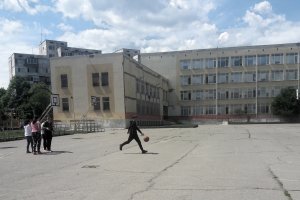 Наскоро просветното министерство препоръча на директорите последният час от учебните