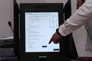 ЦИК направи демонстрация на машината за гласуване (Видео)
