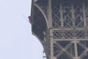 Мъж се изкатери на Айфеловата кула, властите я евакуираха