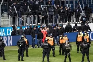Фенове съблякоха играчите на "Грасхопърс" в Швейцария