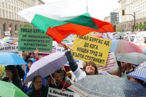 Медицински специалисти от цялата страна сестри  акушерки физиотерапевти рехабилитатори излязоха