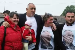 Той храни народа, пои, лекува и учи