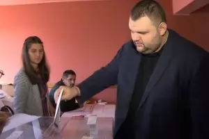 Делян Пеевски се появи и гласува в село Света Петка