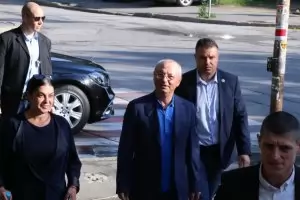 Ахмед Доган се появи публично, за да гласува (СНИМКИ)