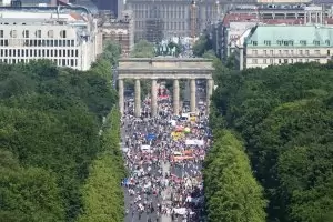 Десетки хиляди европейци 
протестират срещу национализма
