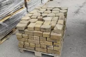 Жена върна на Столичната община 6 кв.м жълти павета