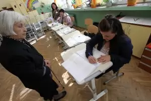 Партийният контрол на изборната 
              администрация минира вота