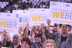 В опит да мобилизира поддръжниците си оклюмали се след Апартаментгейт