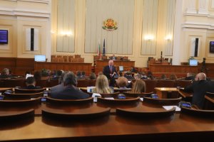 Законодателният процес в Народното събрание продължава да е обременен с