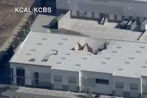 Изтребител F-16 се разби в склад в Калифорния