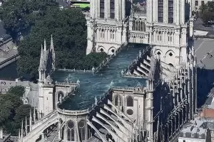 "Нотр Дам" може да се 
              сдобие с басейн на покрива