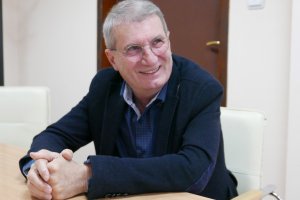 Доц Христо Хинков е психиатър Завършил е медицина през 1980 г