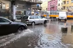  Този път окапали листа се оказаха виновни за наводненията в София