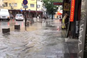 Огромни локви с размерите на малки eзера се образуваха в