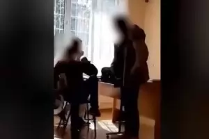 Учителка е ударила ученик с кошче за боклук (видео)