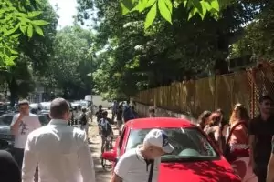 Жена обърка педалите и помете колчета край столично училище