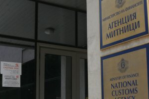 Тежката битка на митниците срещу домашната ракия и тютюна премина от всекидневните проверки