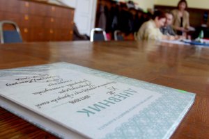 След грешката в матурата по английски проблем има и с