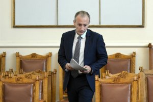 Процедурата по одобряване на учебници трябва да се промени смята